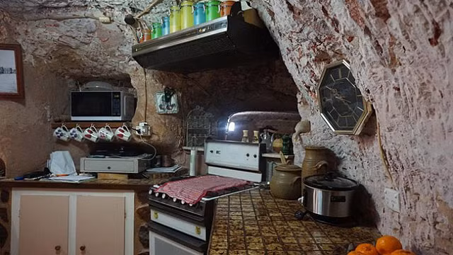 Cả ngôi làng hiện đại chìm sâu trong lòng đất, nhiều nhà có cả bể bơi - Hình 3