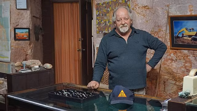 Cả ngôi làng hiện đại chìm sâu trong lòng đất, nhiều nhà có cả bể bơi - Hình 12