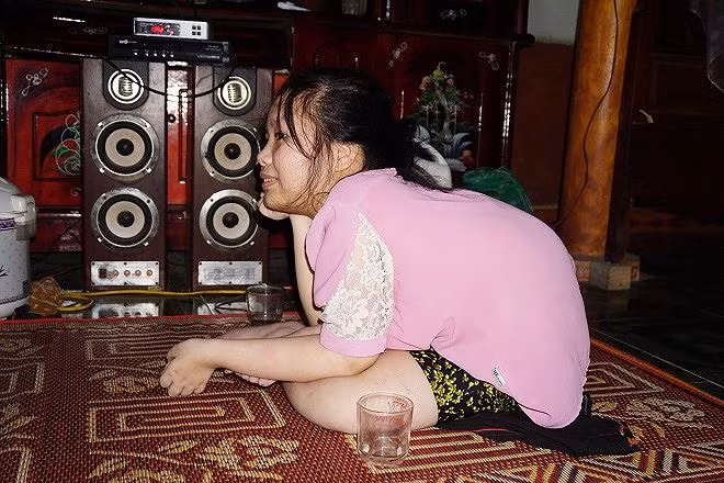 Em Sương tạm gác giấc mơ đi học 1 năm để đợi em trai