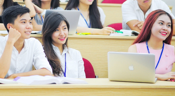 Sinh viên Trường ĐH Kinh tế TPHCM trên giảng đường Sinh viên Trường ĐH Kinh tế TPHCM trên giảng đường