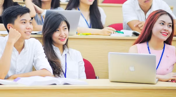 Sinh viên Trường ĐH Kinh tế TPHCM trên giảng đường