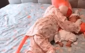 Gấu bông được mặc quần áo của mẹ rồi nằm ôm bé ngủ