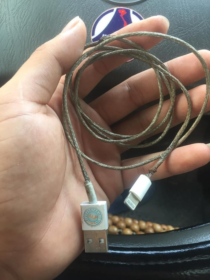 Hết hồn dây sạc mất lớp bọc bên ngoài trơ lõi vẫn gắng dùng Het hon day sac mat lop boc ben ngoai tro loi van gang dung