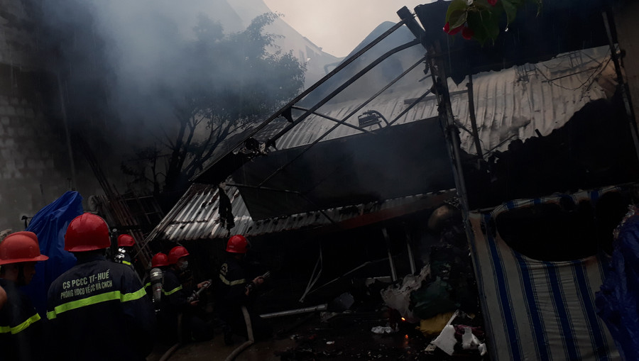 Lực lượng chức năng đang tiếp cận hiện trường để dập tắt đám cháy cứu người bên trong nhà