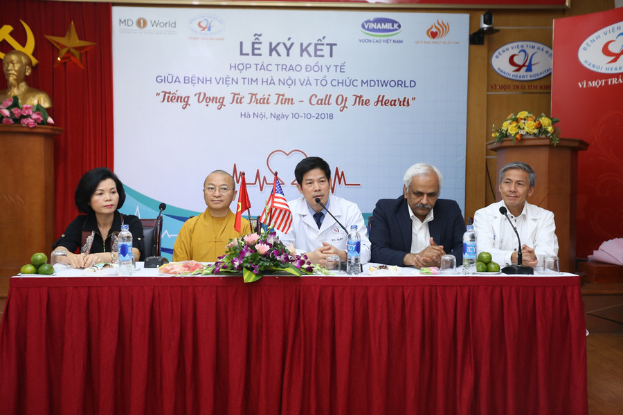 Đại diện bệnh viên tim Hà Nội, tổ chức MD1World và hai nhà tài trợ trao đổi với phóng viên và gia đình bệnh nhi tại buổi Lễ ký kết