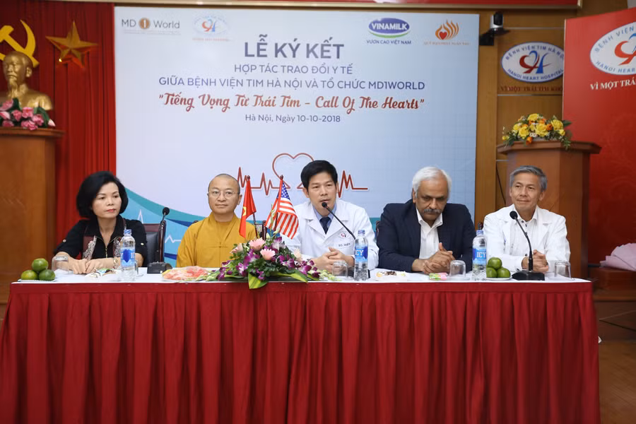 Đại diện bệnh viên tim Hà Nội, tổ chức MD1World và hai nhà tài trợ trao đổi với phóng viên và gia đình bệnh nhi tại buổi Lễ ký kết Đại diện bệnh viên tim Hà Nội, tổ chức MD1World và hai nhà tài trợ trao đổi với phóng viên và gia đình bệnh nhi tại buổi Lễ ký kết