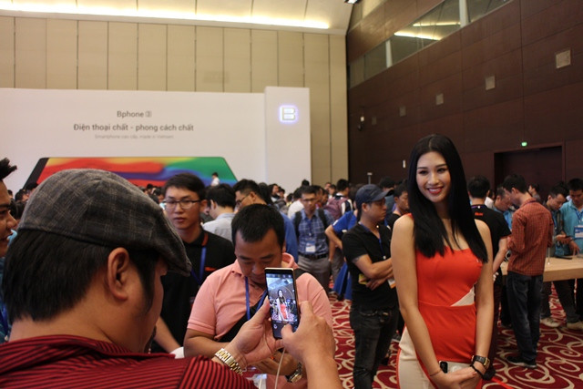 Một phóng viên test thử tính năng chụp ảnh làm mờ phông nền (được giới thiệu là “vượt trội”) của Bphone 3. (ảnh Thanh Tuấn) Một phóng viên test thử tính năng chụp ảnh làm mờ phông nền (được giới thiệu là “vượt trội”) của Bphone 3. (ảnh Thanh Tuấn)