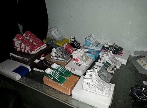 Khi bạn đam mê giày hiệu nhưng túi tiền eo hẹp.