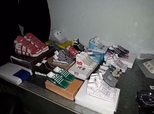 Khi bạn đam mê giày hiệu nhưng túi tiền eo hẹp.