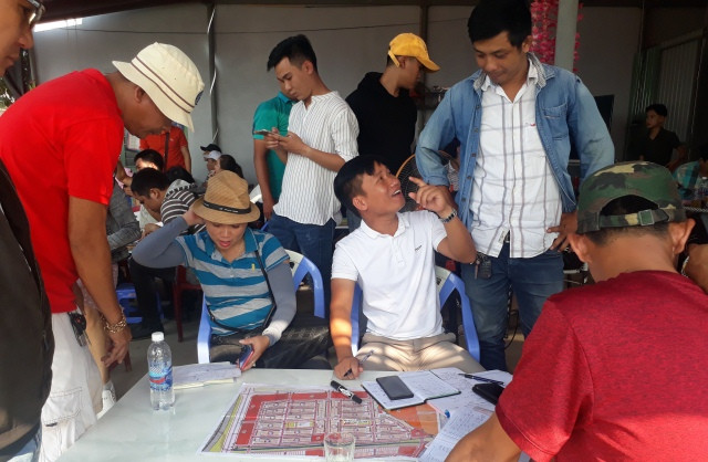 Hầu hết các giao dịch đất nền ở khu tái định cư Hòa Liên 4 - 5 trong những ngày vừa qua đều là mua đi bán lại lấy lời Hầu hết các giao dịch đất nền ở khu tái định cư Hòa Liên 4 - 5 trong những ngày vừa qua đều là mua đi bán lại lấy lời