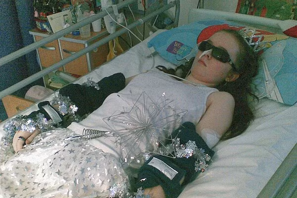 Cô gái mất 10 năm nằm trên giường không thể dậy, khi biết nguyên nhân ai cũng giật mình vì có triệu chứng như vậy - Hình 3