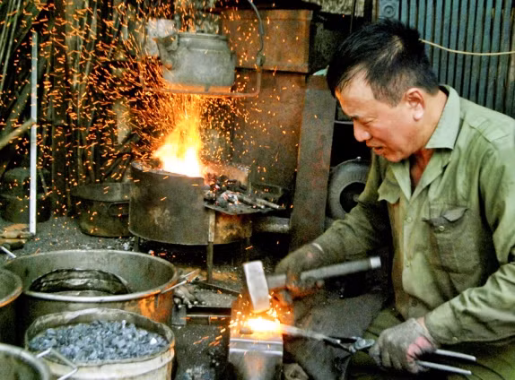 Tác phẩm Nghệ nhân Nguyễn Phương Hùng (phố Lò Rèn) giữ lửa nghề của Đặng Linh