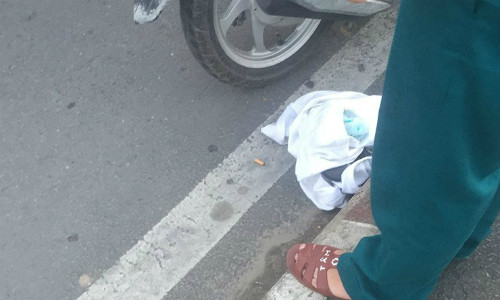 Đồ cô gái bỏ lại trên cầu Sài Gònđể tạo hiện trường giả hôm 9/10. Ảnh: Nguyễn Tân.