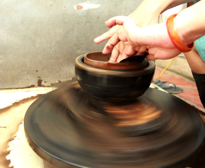 Tác phẩm “Bó hom vóc cho sản phẩm sơn mài Hạ Thái - Thường Tín” của Hồng Hạnh