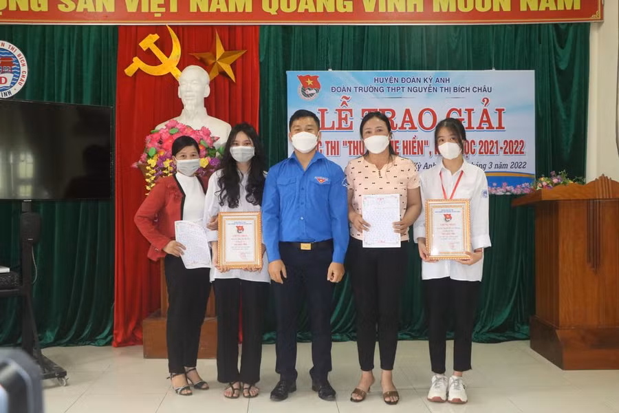 2 thí sinh đạt giải Nhì.