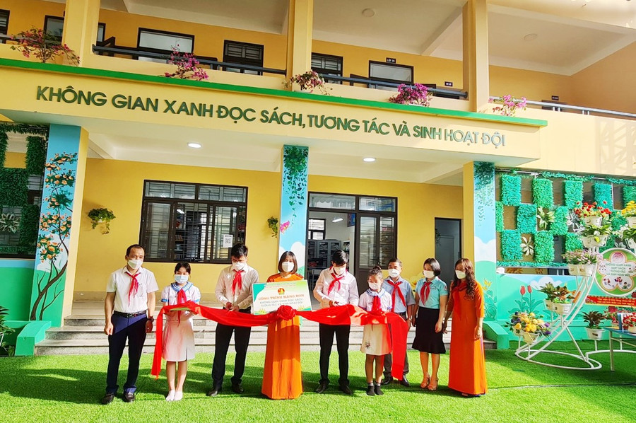 Cắt băng khánh thành Công trình &quot;Không gian xanh đọc sách, tương tác và sinh hoạt Đội&quot;.