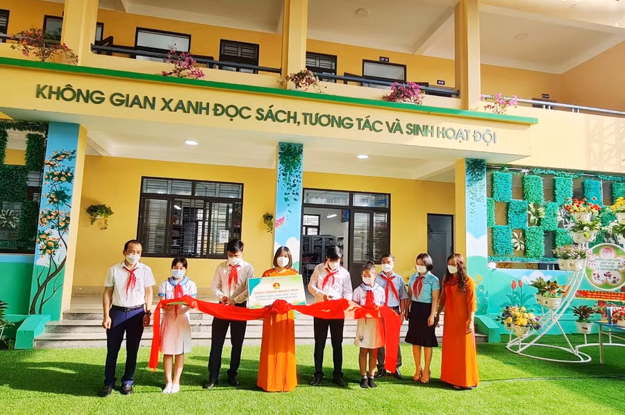 Cắt băng khánh thành Công trình "Không gian xanh đọc sách, tương tác và sinh hoạt Đội".