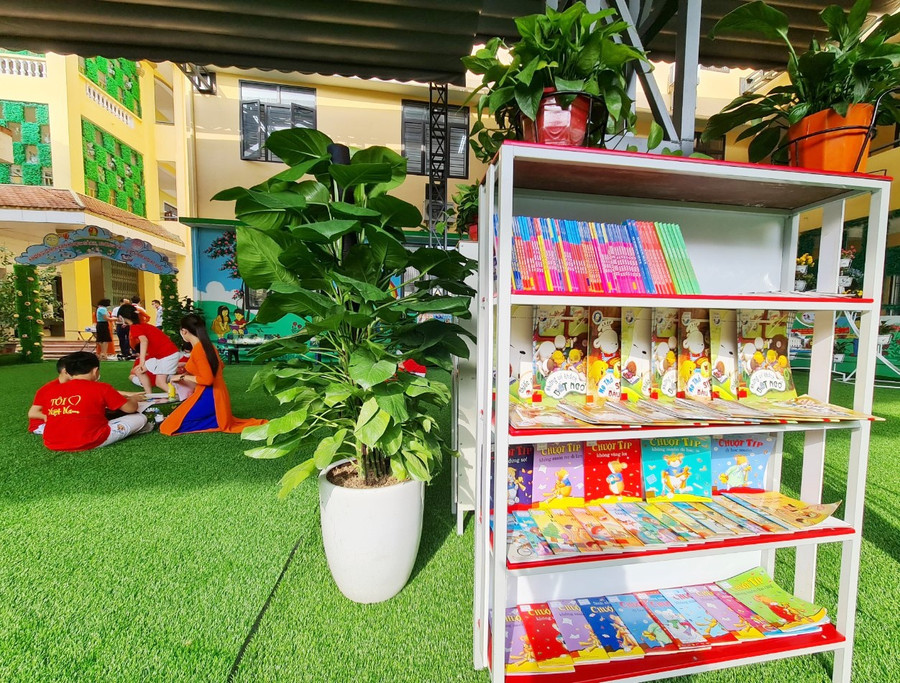 Tủ sách di động, linh hoạt cho học sinh tự do khám phá, tìm hiểu thế giới trí thứ qua các cuốn sách.