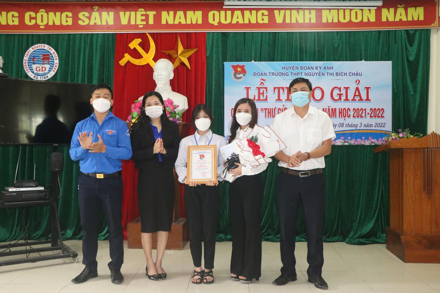 Và bài thi của thí sinh Nguyễn Hoàng Ngọc Anh - Chi đoàn 11A đã xuất sắc đạt giải nhất cuộc thi. Và bài thi của thí sinh Nguyễn Hoàng Ngọc Anh - Chi đoàn 11A đã xuất sắc đạt giải nhất cuộc thi.