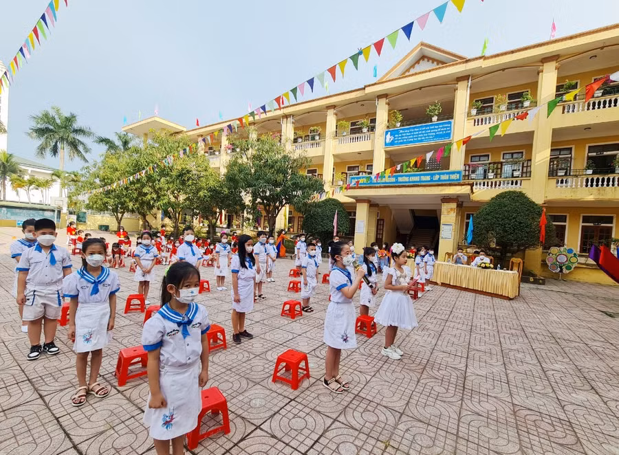 Đại diện các Đội viên kết nạp Đội TNTP Hồ Chí Minh đọc lời hứa của người đội viên.