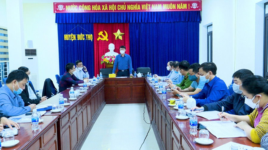 Ông Nguyễn Anh Đức, Phó Chủ tịch UBND huyện, Chủ tịch Hội đồng GPMB tái định cư Dự án đường bộ cao tốc Bắc – Nam phía Đông giai đoạn 2021 – 2025 trên địa bàn huyện Đức Thọ chủ trì cuộc họp.