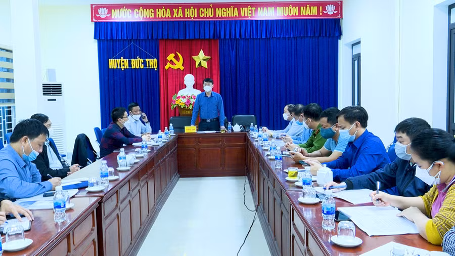 Ông Nguyễn Anh Đức, Phó Chủ tịch UBND huyện, Chủ tịch Hội đồng GPMB tái định cư Dự án đường bộ cao tốc Bắc – Nam phía Đông giai đoạn 2021 – 2025 trên địa bàn huyện Đức Thọ chủ trì cuộc họp.