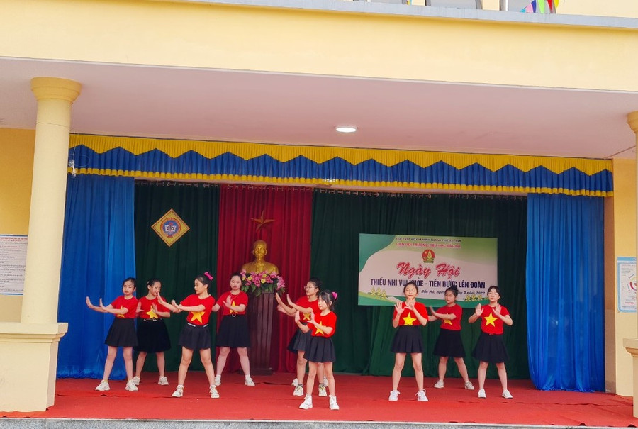 Tại buổi lễ, các đại biểu và các bạn học sinh đã được theo dõi các tiết mục văn nghệ đặc sắc...