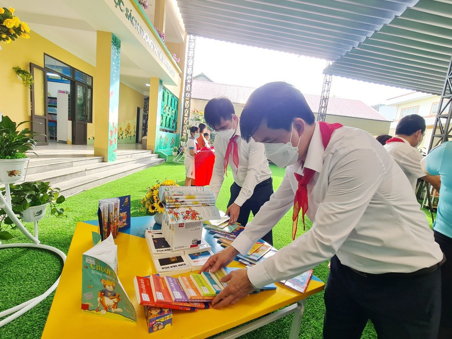 Lãnh đạo Sở GD&amp;ĐT Hà Tĩnh tại buổi Lễ khánh thành Công trình &quot;Không gian xanh đọc sách, tương tác và sinh hoạt Đội&quot;.