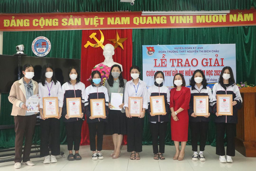 BTC đã trao giải khuyến khích cho 7 thí sinh. BTC đã trao giải khuyến khích cho 7 thí sinh.