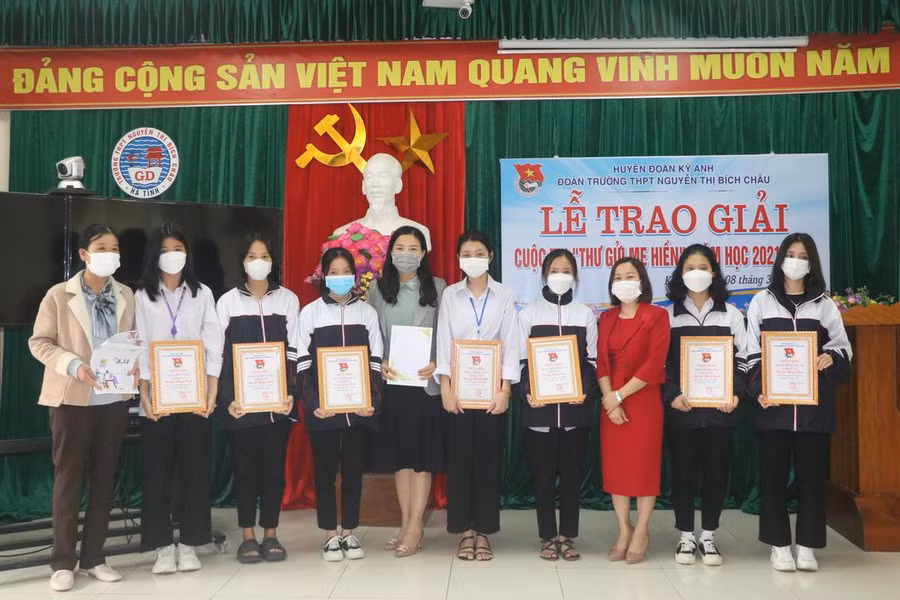 BTC đã trao giải khuyến khích cho 7 thí sinh.