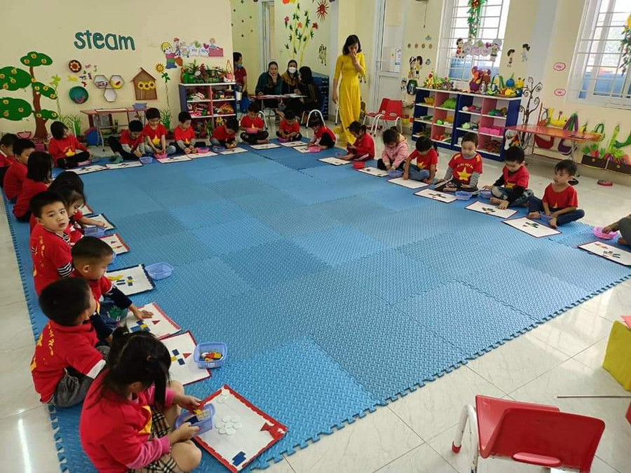 Một tiết học của các em học sinh Trường Mầm non Xuân Lộc. Một tiết học của các em học sinh Trường Mầm non Xuân Lộc.
