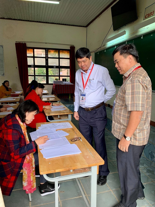 Đoàn công tác đang kiểm tra công tác chấm thi bài thi tự luận của cán bộ chấm thi tỉnh Lâm Đồng