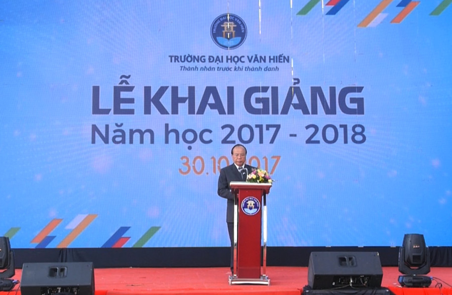 PGS.TS Trần Văn Thiện phát biểu khai mạc lễ khai giảng năm học 2017-2018