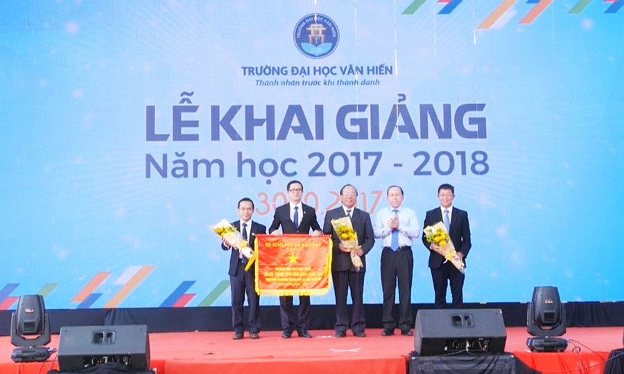 Trường ĐH Văn Hiến vinh dự nhận cờ thi đua của Bộ GD&ĐT