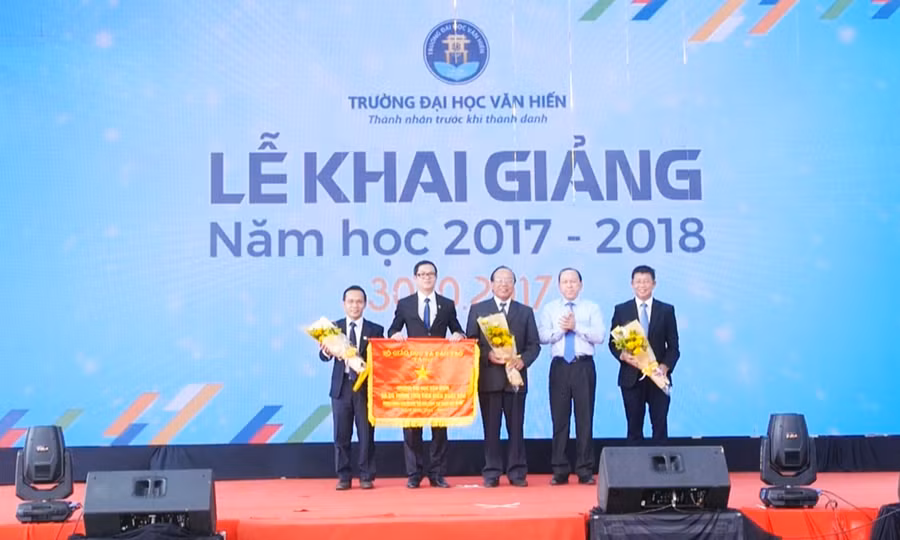 Trường ĐH Văn Hiến vinh dự nhận cờ thi đua của Bộ GD&ĐT Trường ĐH Văn Hiến vinh dự nhận cờ thi đua của Bộ GD&ĐT
