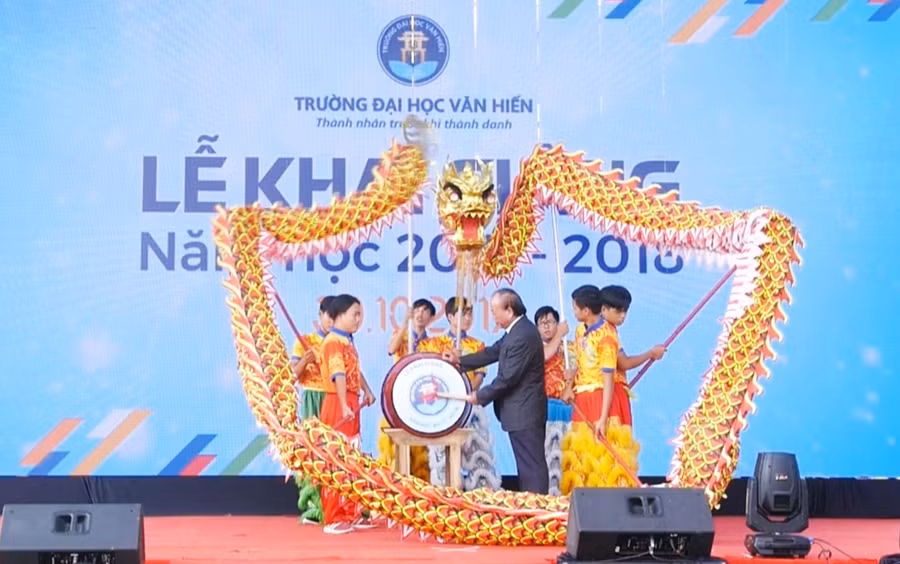 PGS.TS Trần Văn Thiện- Hiệu trưởng Trường ĐH Văn Hiến đánh trống khai giảng năm học mới