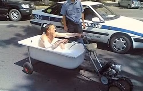 Tranh thủ thời gian vừa đi vừa tắm. cuoi-te-ghe-16-1-ly-do-con-gai-thich-mac-jean-rach-2-3