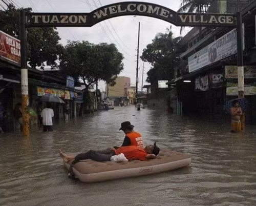 Kệ lũ lụt, anh em mình cứ lạc trôi thôi. cuoi-te-ghe-16-1-ly-do-con-gai-thich-mac-jean-rach-6