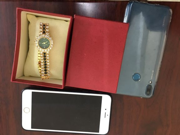 Đồng hồ, điện thoại Hoàng mua từ tiền trộm cắp để dùng và cho con gái, bạn gái Đồng hồ, điện thoại Hoàng mua từ tiền trộm cắp để dùng và cho con gái, bạn gái