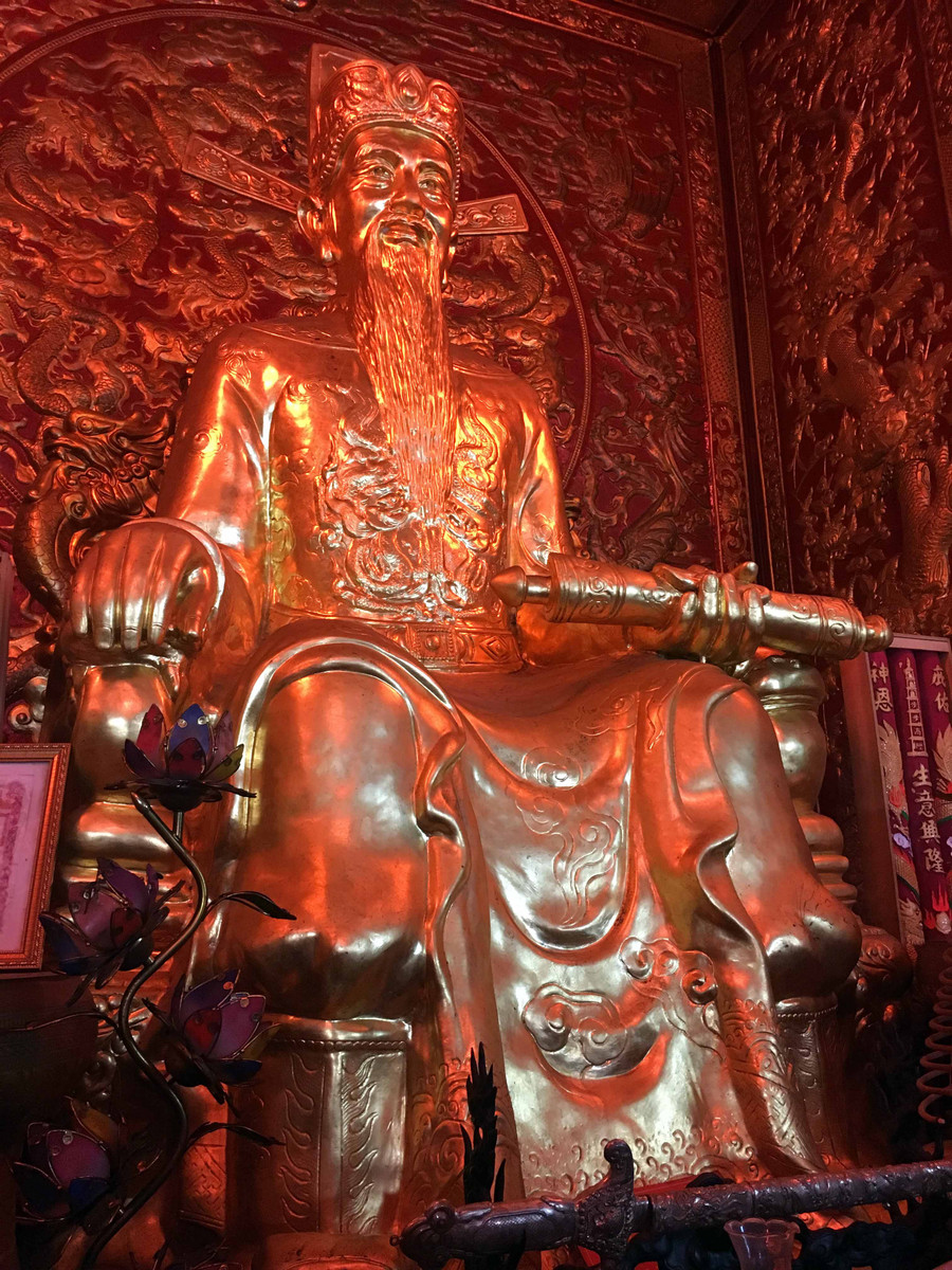 Tượng Trần Hoằng Nghị nặng 5 tấn dát vàng ở đền.