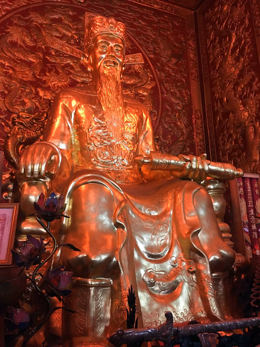 Tượng Trần Hoằng Nghị nặng 5 tấn dát vàng ở đền.