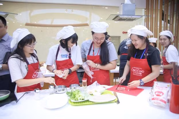 Các nhà lãnh đạo tương lai hào hứng thực hiện thử thách Phở cuốn.