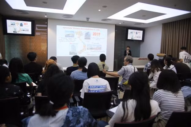 Cách nhà lãnh đạo được giới thiệu một số dự án chăm sóc sức khỏe và dinh dưỡng cộng đồng do Ajinomoto Việt Nam triển khai thực hiện.