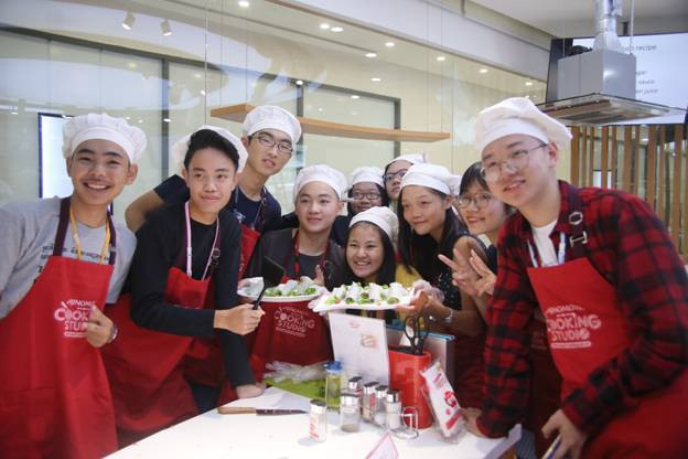 Lần đầu tiên tiếp xúc với văn hóa ẩm thực Việt Nam nhưng các bạn đã hoàn thành khá tốt thử thách từ Ajinomoto Cooking Studio. Lần đầu tiên tiếp xúc với văn hóa ẩm thực Việt Nam nhưng các bạn đã hoàn thành khá tốt thử thách từ Ajinomoto Cooking Studio.