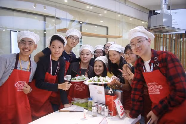 Lần đầu tiên tiếp xúc với văn hóa ẩm thực Việt Nam nhưng các bạn đã hoàn thành khá tốt thử thách từ Ajinomoto Cooking Studio.