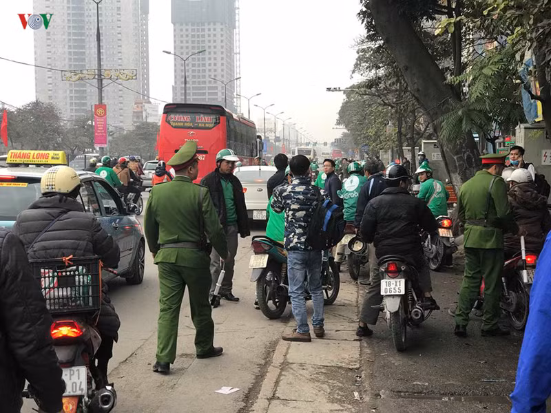  chay "xe om", xich lo o ha noi phai duoc cap phep, co the hanh nghe hinh 2