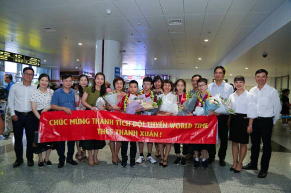 Đại diện Phòng GD&ĐT quận Thanh Xuân và Ban giám hiệu trường THCS CLC Thanh Xuân đón học sinh trở về từ World TIME 2019.