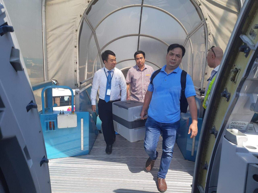 Đưa tim từ người hiến tạng ở bệnh viện 108 Hà Nội lên máy bay về Huế để tiến hành ghép tim.