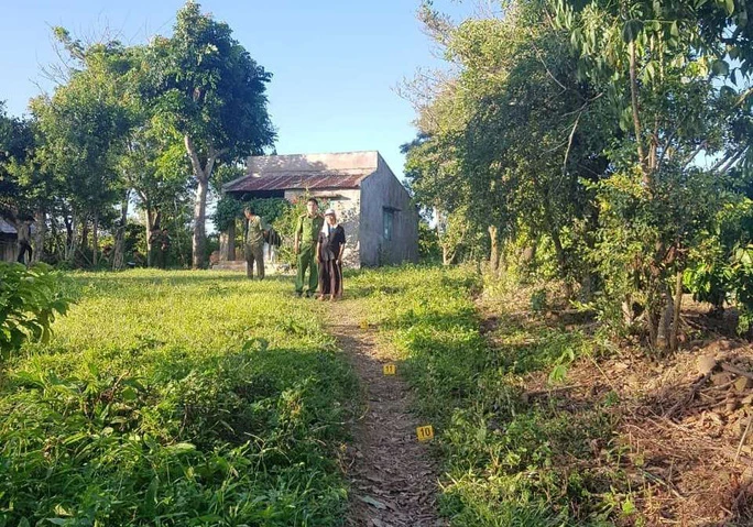 Con đường vào nhà bà Màu, nơi ông T. tử vong.