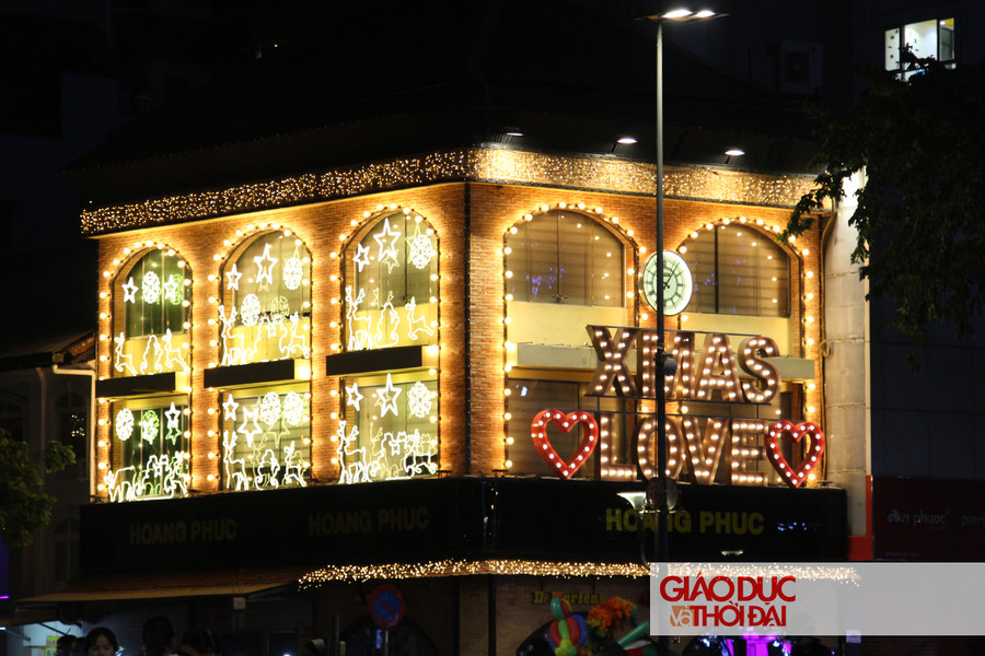 Không khí Giáng sinh ùa về trên nhiều tuyến phố tại TP.HCM ảnh 3